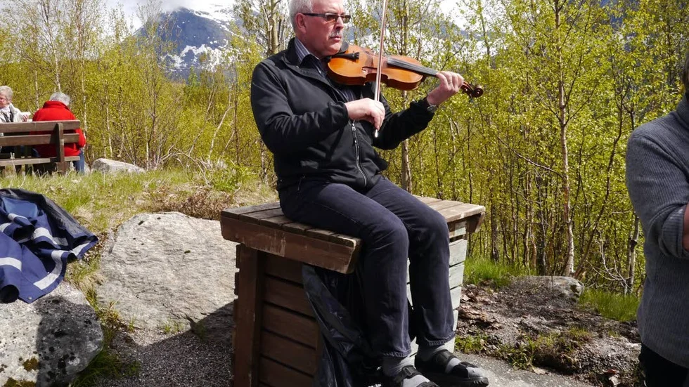 Vid lämpliga tillfällen plockade Martin Lestander fram fiolen och bjöd på underhållning.