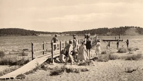 Ett gammalt vykort för mer än 50 år sedan – då fanns en ramp med badbrygga och det vill Piteå kommun återskapa i sommar.