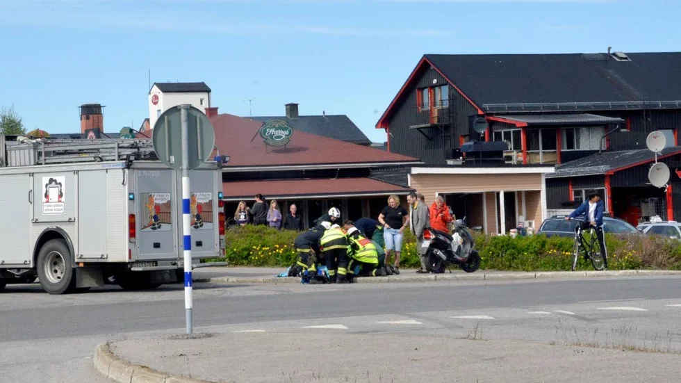 En krock mellan en personbil och en moped inträffade i Arjeplog på måndagseftermiddagen. Kvinnan som körde mopeden tas om hand av ambulanspersonal och transporteras till Arjeplogs vårdcentral.