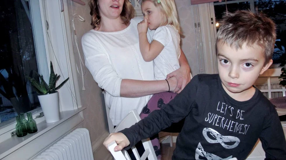 Camilla Remal och barnen Amos, 6, och Aveline, 4, följde den stora dramatiken genom köksfönstret.