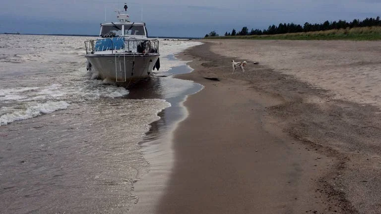 "Det såg inte normalt ut",konstaterade Kustbevakningen när den hittade den strandade båten på utsidan Stenskär.
