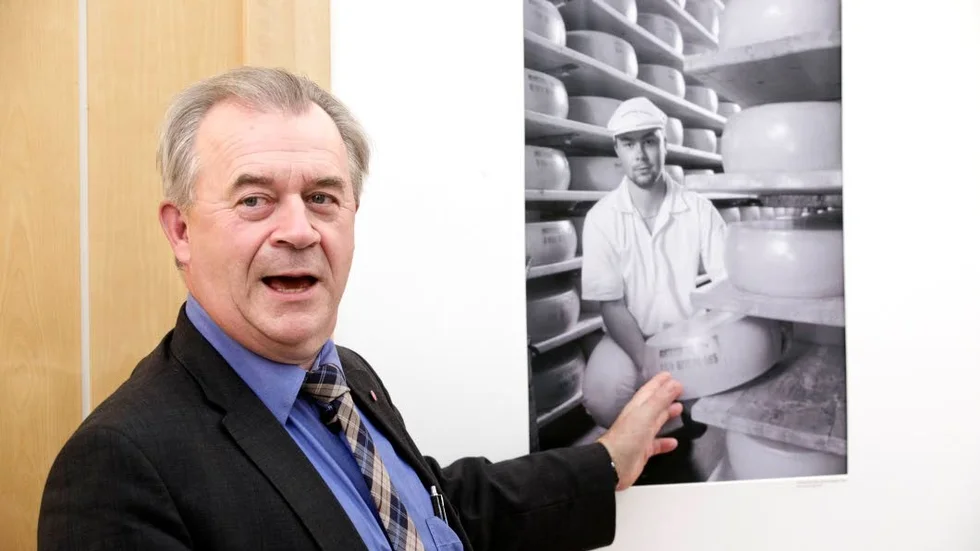 ”Vi har ett globat överskott på mjölk med bland annat för hög import av ost”, säger landsbygdsminister Sven-Erik Bucht (S).