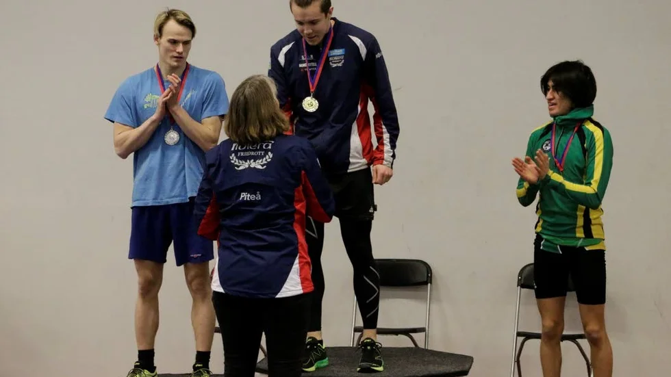 MEDALJER. Prispallen från herrarnas 150-meters lopp. Från vänster: Johan Sundkvist, Hjalmar Sundvall och Gustav Edström.