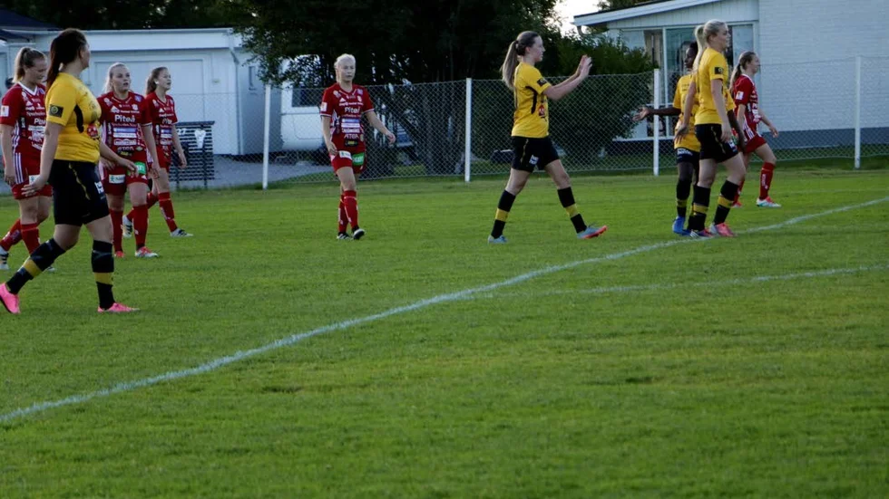 HIOPPAR AV. Piteå IF hoppar av damtvåan i fotboll. Det betyder också att Infjärdens andralag får kliva upp en division.