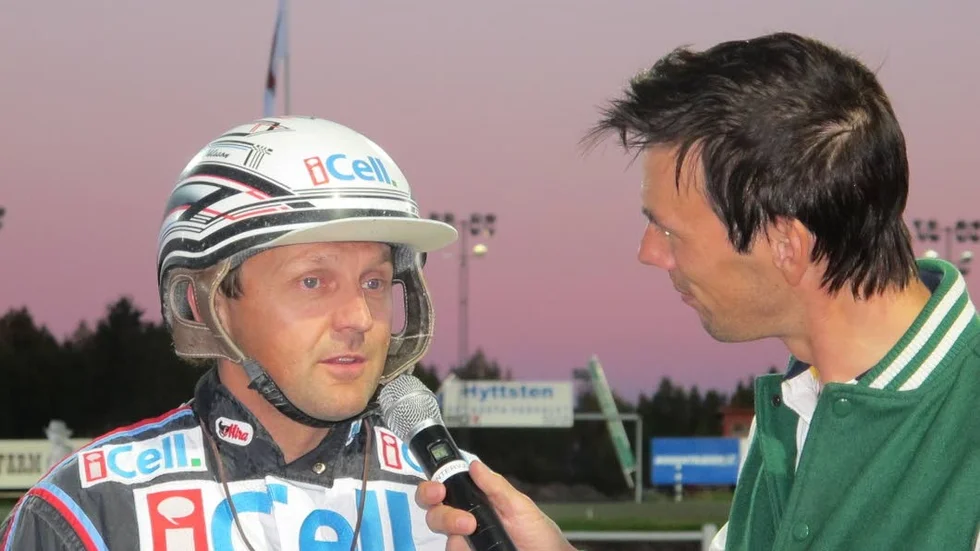 TOPPCHANSER. Ulf Ohlsson, landets mesta champion genom tiderna, kör flera toppchanser i jackpot-omgången. På bilden intervjuas han av David Zimmer.