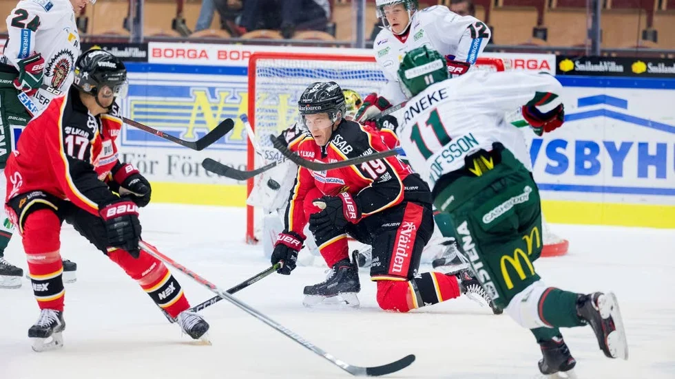 SKOTT. Luleås nyförvärv Joonas Jalvanti täcker skott från Frölundas Victor Olofsson.