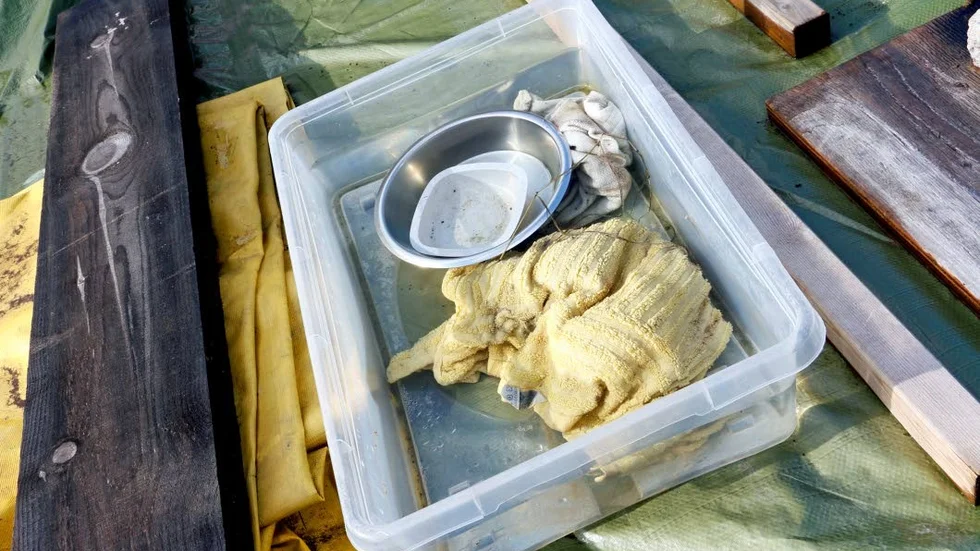Kvarlämnat. En plastbalja, en blöt handduk och blandade brädor ligger vid en av platserna.