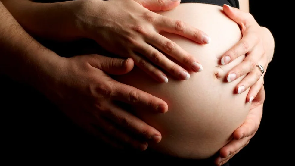BB-krisen. I glesbygd där det är långt till BB ska det finnas möjlighet att bo på patienthotell innan förlossningen, både för kvinnan och hennes partner. Blivande mammor ska inte tvingas föda i bilen", skriver Krisdemokraterna i sin debattartikle.