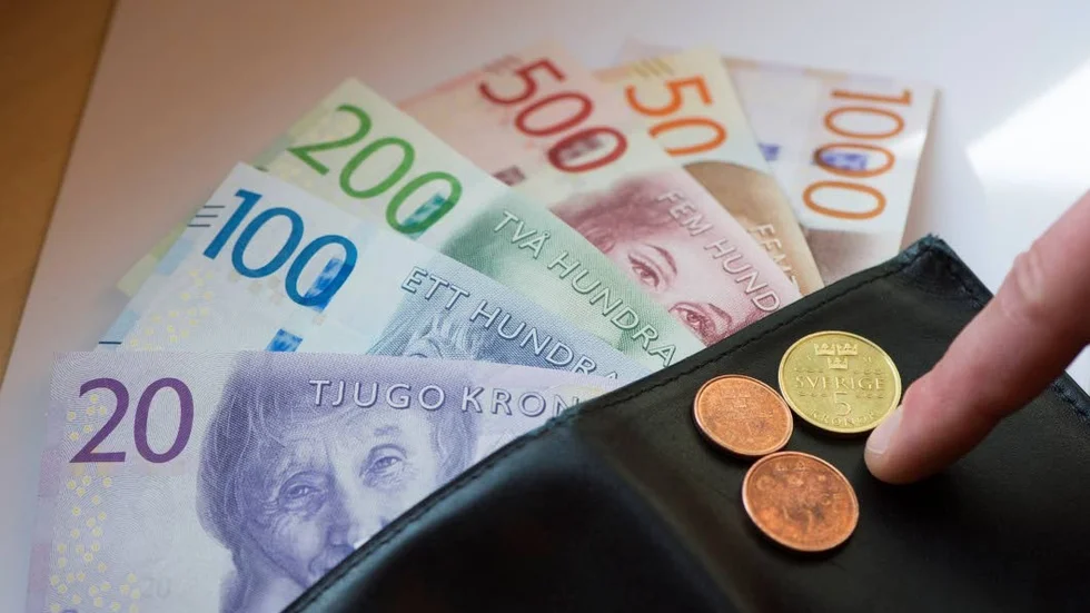 STOCKHOLM 20150914
Sveriges nya sedlar och mynt. En ny femkrona sant en tvåkrona och enkrona i koppar. Säkerheten på de nya sedlarna är hög och bland annat finns 3D-detaljer i en remsa och en yta som ändrar färg när man vickar på sedeln. 20-, 50-, 200- och 1000-kronorssedlar släpps i oktober och 100- och 500 kronorssedlar samt de nya mynten nästa höst.
Foto: Fredrik Sandberg / TT / Kod 10080
