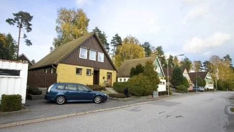 Många av grannarna var hemma och vakna när inbrottet skedde, trots det har ingen sett något.