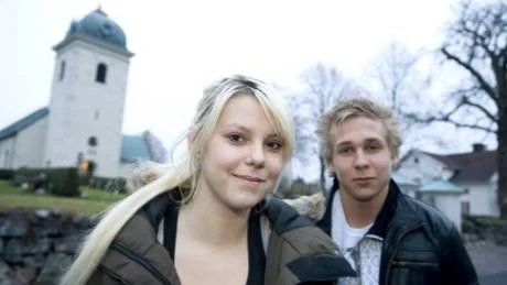 - Jag deltar i konfirmationten mest för att mina kompisar är med, säger konfirmanden Cecilia Johansson, Ljunga som här ses med ungdomsledaren Christofer Fridén, Östra Ny framför Dagsbergs kyrka.Foto: Robert Svensson
