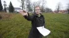 - På den här marken hoppas vi att kommunen anlägger en bussparkering, så att trafikkaoset vid Vikbolandsskolan försvinner, säger Lisbeth Andersson som här står framför kyrkan till vänster och Vikbolandsskolan i bakgrunden.                                                        Foto: Janne Forsby