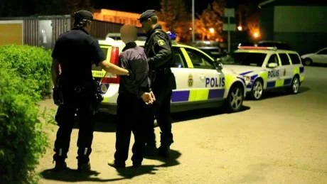 Det var vid midnatt natten till den 15 maj som polis kom till platsen och kunde gripa mannen som nu åtalas för knivhuggen mot sin hustru. Foto: Björn Persson/Wighsnews