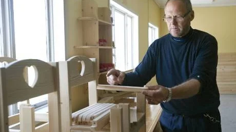 - Den här barnstolen med ett hjärta i ryggen, har vi tillverkat länge, säger Anders Bark, produktionsledare på Skenäsanstaltens snickeri.