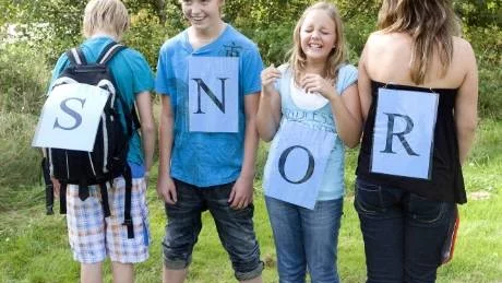 Bokstavsuppgiften att bilda ordet snor, löste de här Mosstorpseleverna snabbt och skrattande! Från vänster Mattias Linderoth, Sebastian Petersson, Felicia Zavodnic och Frida Svensson.