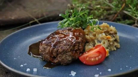 Älgfärsbiff. Saftiga älgfärsbiffar är goda att servera med krämig blandsvampsrisotto och mörk viltsky.Foto: Dan Strandqvist