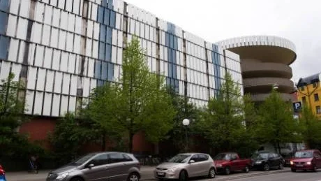 Parkeringshuset Spiran på Gamla Rådstugugatan ska totalrenoveras. Bland annat blir entrén ny, den blåvita fasaden bytas ut mot plåtar i en silvergrå ton och snurran längst bort ska färgsättas.                                                     Foto: Titti Olovsson
