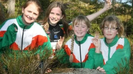 Här det det glädje i kvadrat. OK Kolmårdens unga flickor vann 12-årsklassen för tredje gången i rad och är obsegrade i orienteringskogen i år. Den här gången, vid Stigtomtakavlen, var det Isabelle Aguirre, t.v. Julia Eriksson, Lisa Berggren och Tora Westerberg som svarade för bravaden. Foto: Nils Sjödin