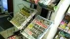 Ingen förutom polisens tekniker har rört något i kiosken. Tidningarna i tidningsstället är daterade samma dag som mordet skedde.