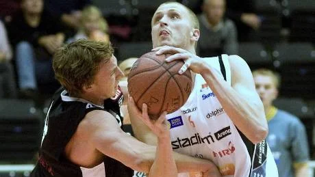 Joakim Kjellbom var planens                       bästa spelare när Dolphins i går tog emot 08 Stockholm hemma i Stadium Arena. Landslagsspelaren satte 21 poäng och ledde sitt lag till                        seger med 89-69.