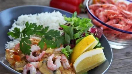 Räk- och paprikapanna. Mustigt god med tydlig smak av paprika, lök och svamp. Toppa med räkor som mår bäst av att dyka upp i sista stund. Foto: Dan Strandqvist