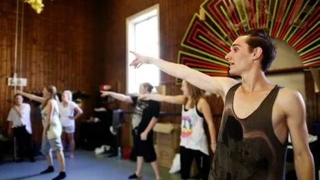 "Fame costs. And right here is where you start paying - in sweat!" säger danslärarinnan miss Grant i inledningsvinjetten till den klassiska tv-serien Fame. Karl Sanner har artistdrömmar, svettas och får betalt. Han sommarjobbar med dansgrupper på Arbis.