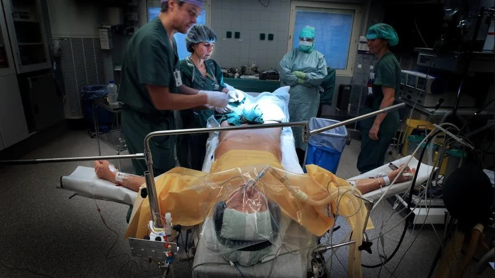 Jan Bjerker är nedsövd och förebereds det sista inför transplantationen.