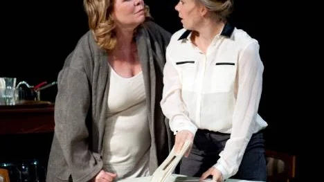 "Tittar man på texten på ett djupare plan märker man snart att Strindberg skrivit in en hel del lögner och motsättningar" säger Liselott Lindeborg om Pelikanen, en pjäs känd för sitt laddade modersporträtt. Här syns hon i rollen som modern Elise som talar med sin dotter  Gerda, Ann-Sofie Andersson Kern.