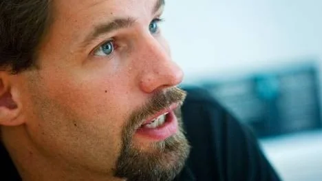 Fredrik Bergqvist sätter berguvarnas familjeliv före elproduktion i Kolmårdsskogen.