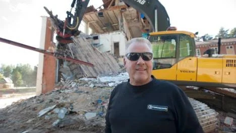 - Vi återvinner nästan allt rivningsmaterial från Åbymoskolan, eftersom vi är miljöcertifierade, säger Kjell Jansson, vars företag nu börjat rivningsjobbet.