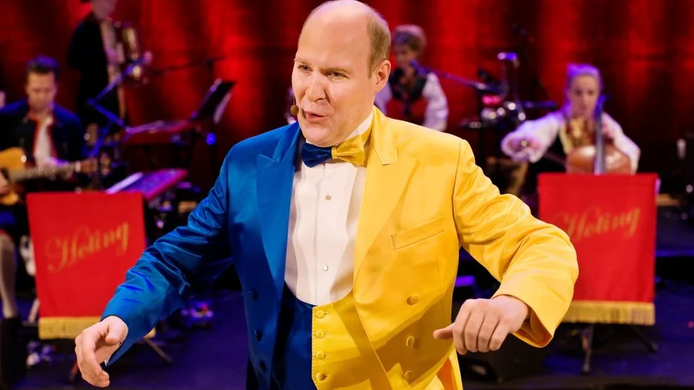 Med Näktergalen från Holavedsvägen tar Henrik Dorsin klivet in i de stora konsertlokalerna, och han gör det både med orkester och ett gäng nyskrivna alster.