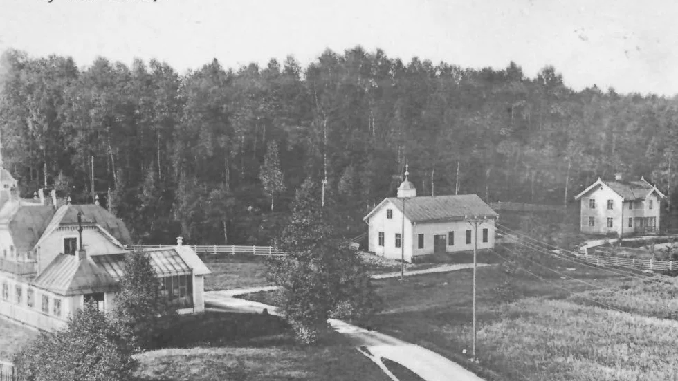 Då. Samhället var ganska glesbebyggt men det tillverkades ändå vykort med hälsning från Lotorp.