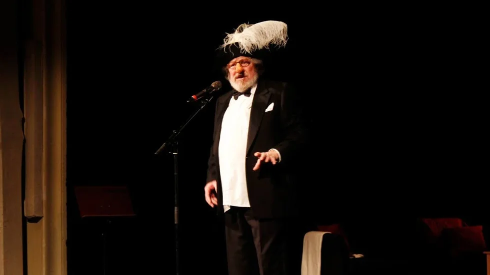 Sven Wollter gjorde entré som Cyrano de Bergerac och rev ner applåder när han kritiserade kulturministern.