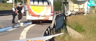 Buss och lastbil i krock