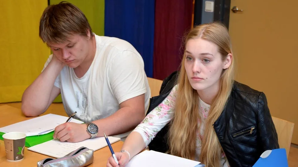 Företagsråd. Joel Evermark och Sabina Franzén lyssnar på de goda råden under "Språngbrädans" första träff.