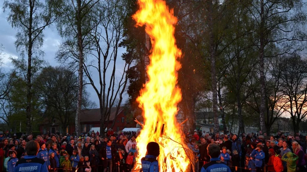 Valborgsmässoelden tog sig snabbt inför ögonen på den stora publiken.