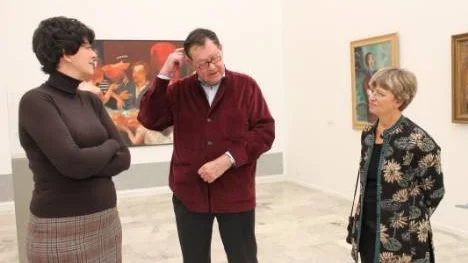 Museichef Helena Persson, tidigare museichefen och katalogförfattaren Bo Sylvan och Anna-Karin Erkberg, ordförande för Konstmuseets vänner  i utställningen Vänskapens värde varar.