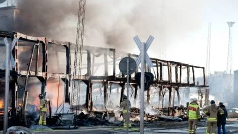 Rasrisken är för stor för att polisen ska kunna undersöka brandplatsen. Därför måste de nu vänta på att försäkringsbolagets upphandlat rivningsarbetet.