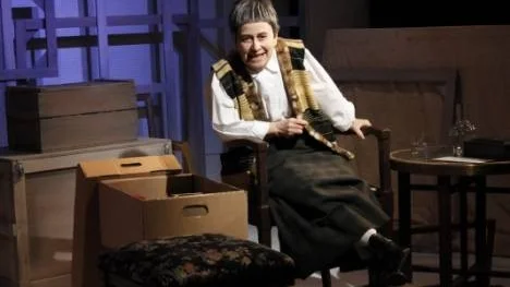Skådespelaren Kyri Sjöman gör den stora rollen som Gertrude Stein på Östgötateaterns intima scen Teatervinden.