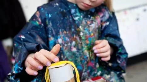 Elsa Elm visar hur hon tänker sig att håret ska sitta på den schlagerartist hon skapar.