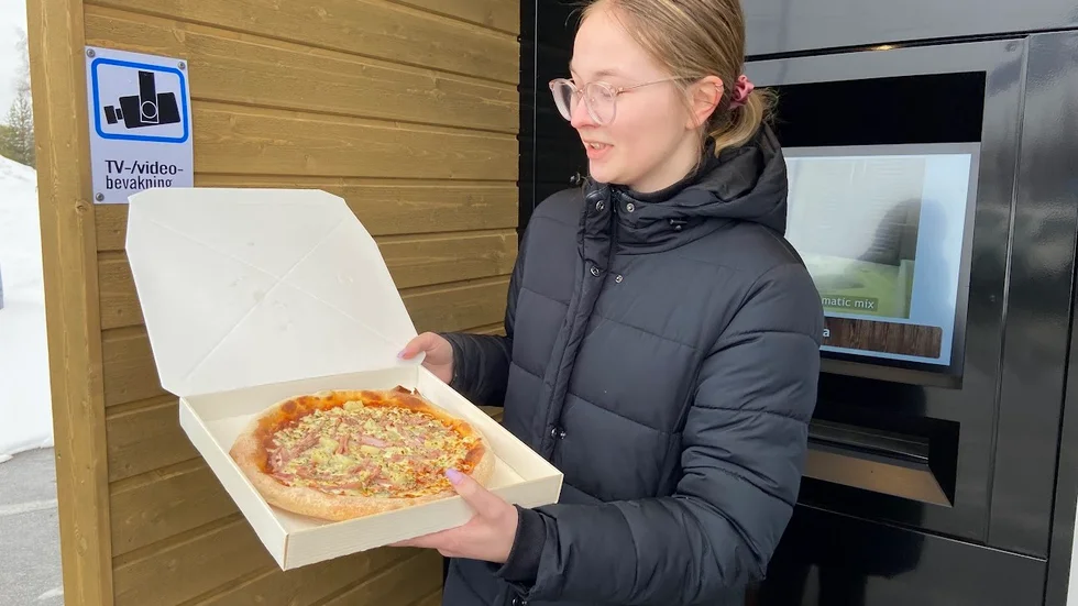Linnea Gyllbring var en av ganska många Luleåbor som passade på att testa pizzaautomaten när den kom. Nu finns inte möjligheten längre, automaten har flyttats till Finland.