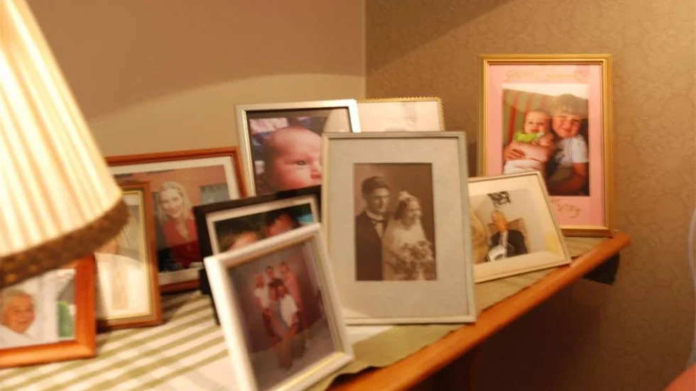 Foton på medlemmar av den stora släkten pryder bord och väggar hos Anna-Lisa.