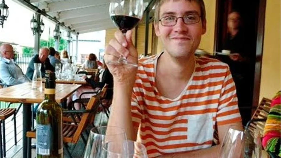 Jan Braunisch har rest över hela världen. Nu är han efterlyst av Interpol och det senaste livstecknet är blogginlägget från resedagboken den 15 maj.