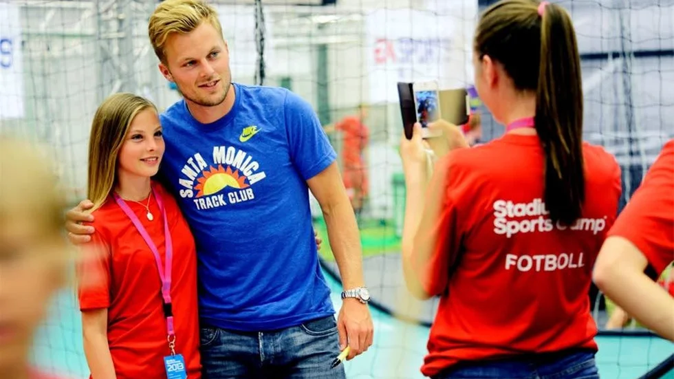 Sebastian Larsson gästade Sportscampen i går. Här syns han tillsammans med  Johanna Gerendas från Täby.