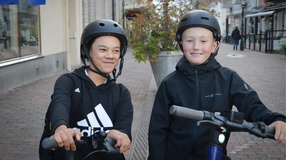 Benjamin Forsström och Edward Andåker gillar att åka elsparkcykel. För det är lite roligare än att cykla, tycker de.