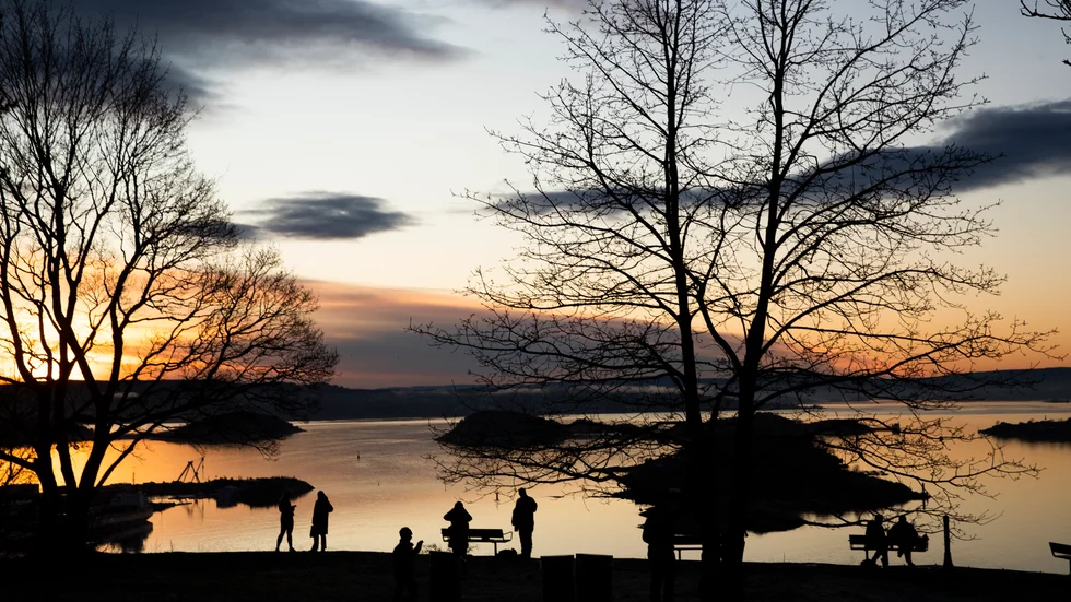 Oslofjorden i solnedgång. Här finns några öar där små vackra beboeliga stugor bevarats. Östra Ängsholmen borde bevaras på samma sätt.

