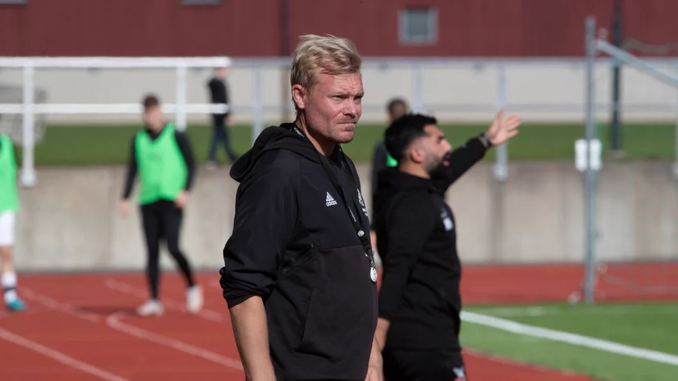 Martin Axén har skrivit ett nytt tvåårskontrakt som tränare i Motala AIF och förutom att leda division 1-laget blir han också sportansvarig i klubben.