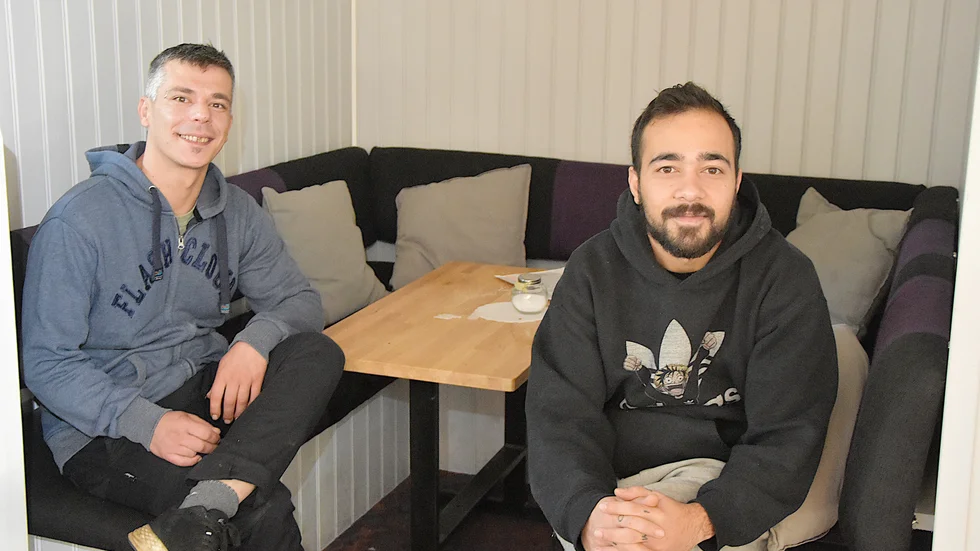"Det var kärlek vid första ögonkastet när vi kom in här", säger Klaudian Naqe, som är delägare i The Greek Place tillsammans med Pavlos Merkouris till höger och Fotios Petsas, som saknas på bilden.
