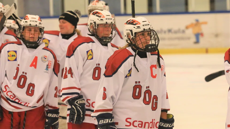Tone Johansson (mitten) och Matilda Ahlqvist (t. h.) flyttar från IK Oskarshamn till Leksand. Under förra året var duon de gotländska representanterna i TV-pucklaget Gotland/Örebro/Östergötland.