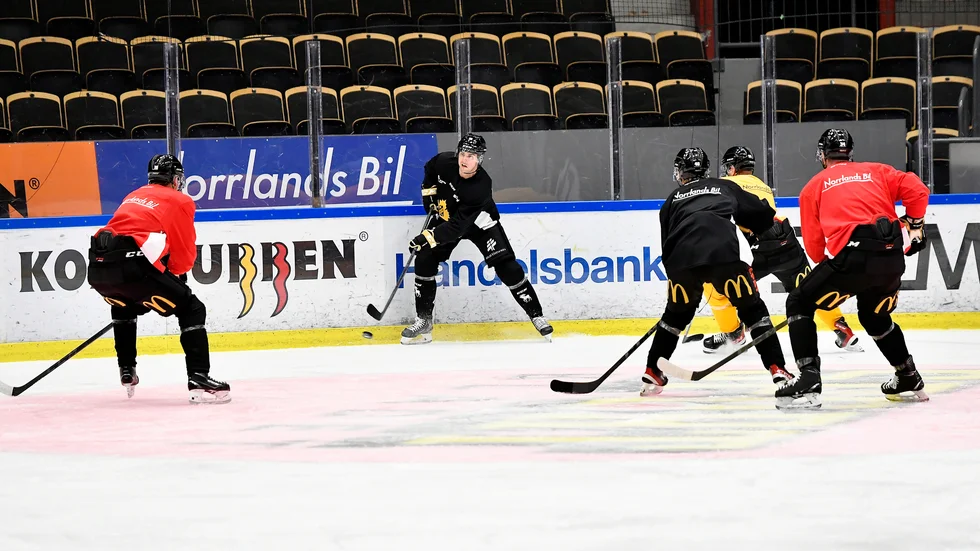 Joakim Lindström är redo för SHL-premiären där han får en ny roll i en av powerplay-uppställningarna.